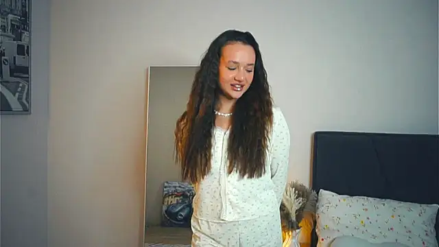 LynnaCurvin online show from March 21, 6:05 am