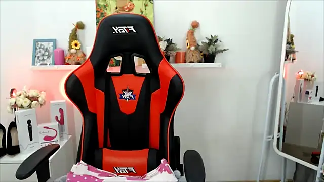 Snapshot of Lucky_Lana chatting on November 24, 1:05 am Lucky Lana online show from November 24, 1:05 am