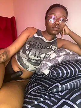 YummyMelanin117 online show from October 19, 7:20 am