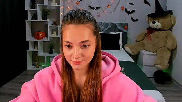 MelanieAlves online show from October 19, 6:30 pm