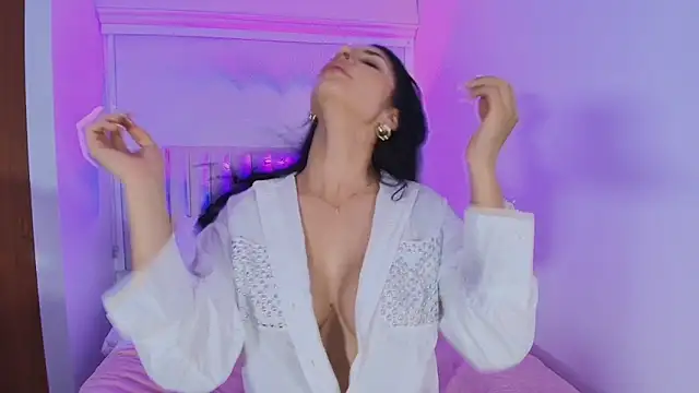 Snapshot of ArianaReynoldss chatting on November 5, 10:10 pm ArianaReynoldss online show from November 5, 10:10 pm