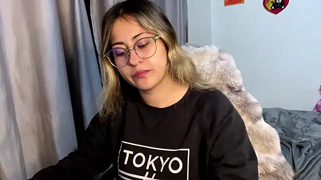 Snapshot of emma__bell_ chatting on November 13, 11:47 pm emma bell online show from November 13, 11:47 pm