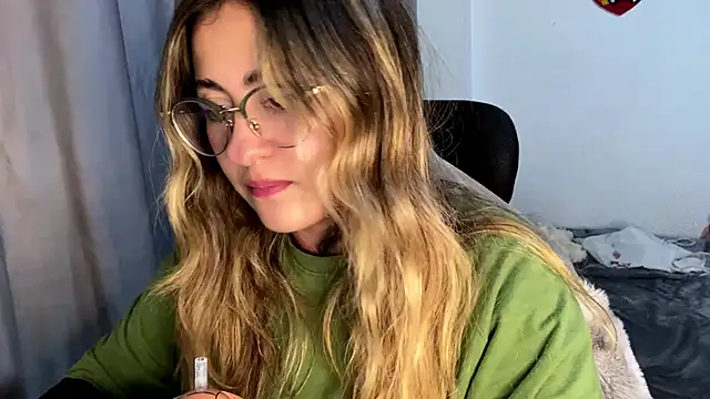 Snapshot of emma__bell_ chatting on November 14, 11:46 pm emma bell online show from November 14, 11:46 pm