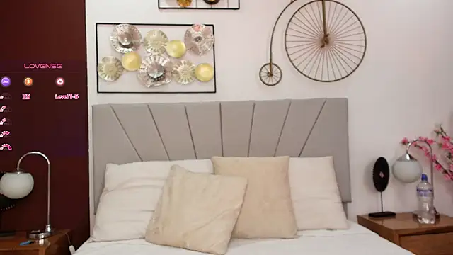 im eli1 online show from February 19, 7:10 pm