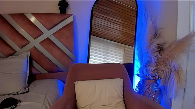 Snapshot of viol_collins__ chatting on November 1, 8:00 pm viol collins online show from November 1, 8:00 pm