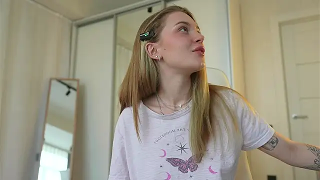 Snapshot of Cyberheart_ chatting on March 21, 1:23 pm Cyberheart online show from March 21, 1:23 pm