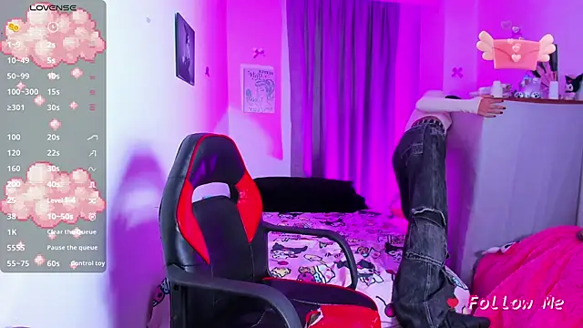 Snapshot of SkylerBennet chatting on October 22, 3:18 am SkylerBennet online show from October 22, 3:18 am