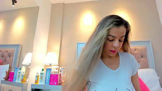 Snapshot of AlexaStorrm chatting on November 18, 4:28 am AlexaStorrm online show from November 18, 4:28 am