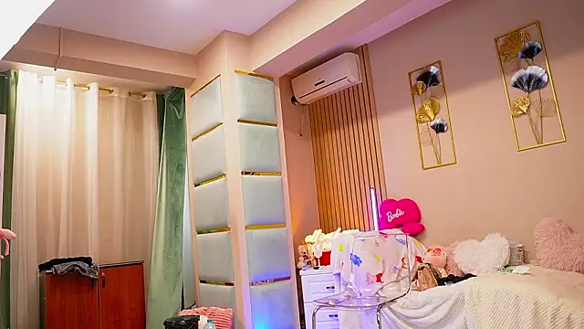 SabrinaJade online show from February 3, 5:49 am