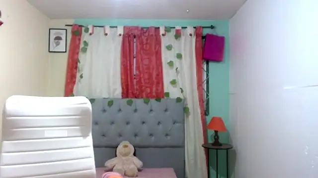 Snapshot of vale_miel chatting on September 8, 11:48 pm vale miel online show from September 8, 11:48 pm