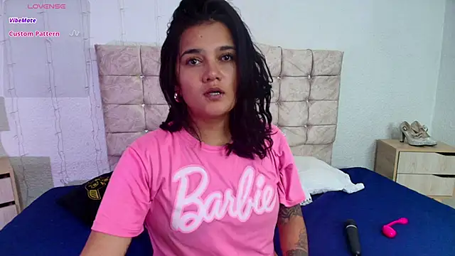 Snapshot of mia_traveluxe chatting on December 2, 4:29 am mia traveluxe online show from December 2, 4:29 am