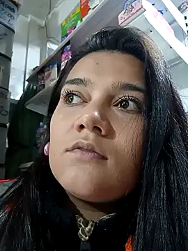 Snapshot of mia_traveluxe chatting on December 5, 4:43 am mia traveluxe online show from December 5, 4:43 am