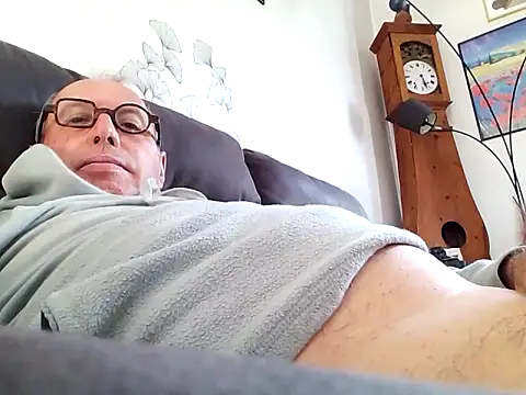 Snapshot of Vince072 chatting on September 25, 9:24 am Vince072 online show from September 25, 9:24 am