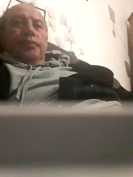 Snapshot of Vince072 chatting on October 1, 3:45 am Vince072 online show from October 1, 3:45 am