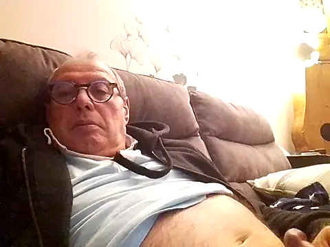 Snapshot of Vince072 chatting on October 8, 6:38 pm Vince072 online show from October 8, 6:38 pm