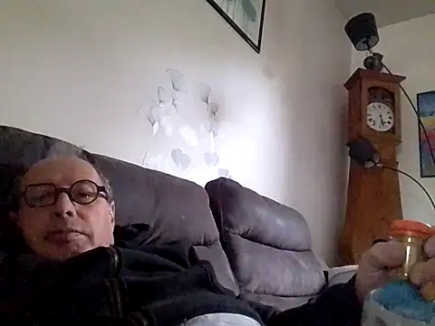 Snapshot of Vince072 chatting on October 10, 6:34 am Vince072 online show from October 10, 6:34 am