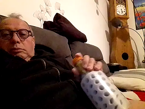 Snapshot of Vince072 chatting on October 13, 5:07 am Vince072 online show from October 13, 5:07 am