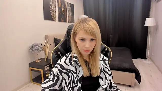 Snapshot of LindaSandy_1 chatting on November 25, 10:37 am LindaSandy 1 online show from November 25, 10:37 am