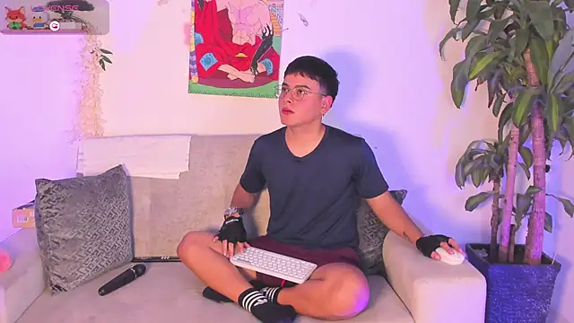 Snapshot of Young_Ben chatting on November 28, 9:50 pm Young Ben online show from November 28, 9:50 pm