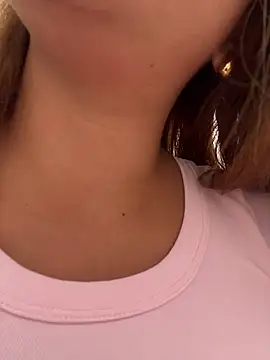 Snapshot of sara_calderon chatting on November 18, 2:21 pm sara calderon online show from November 18, 2:21 pm