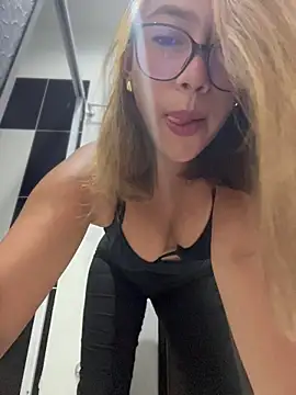 Snapshot of sara_calderon chatting on December 2, 1:28 pm sara calderon online show from December 2, 1:28 pm