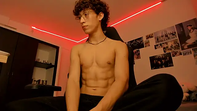 Snapshot of velvet_skyn chatting on October 22, 4:35 am velvet skyn online show from October 22, 4:35 am