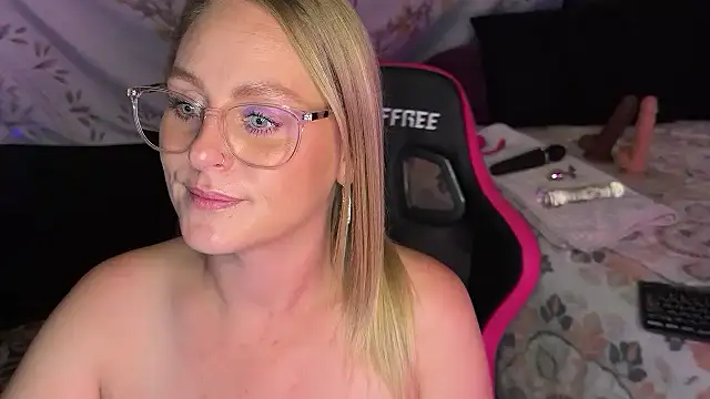 Snapshot of BossMomma0387 chatting on November 6, 11:15 pm BossMomma0387 online show from November 6, 11:15 pm