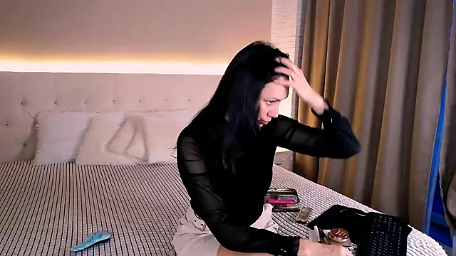 MonikaBelachi online show from November 18, 4:50 am