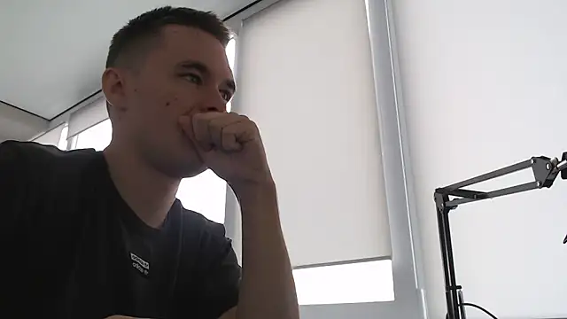 Snapshot of FreddyBredi chatting on October 6, 7:06 am FreddyBredi online show from October 6, 7:06 am