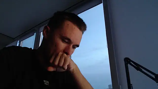 Snapshot of FreddyBredi chatting on October 9, 1:42 pm FreddyBredi online show from October 9, 1:42 pm