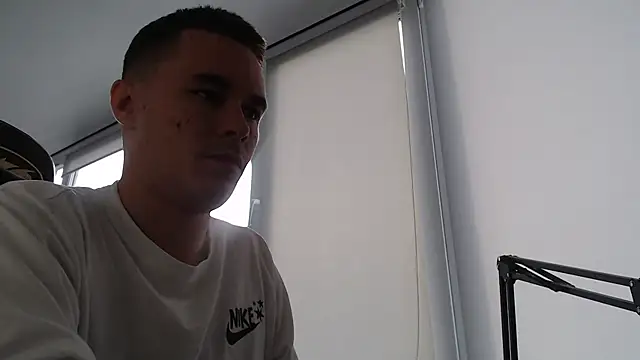 Snapshot of FreddyBredi chatting on October 27, 9:02 am FreddyBredi online show from October 27, 9:02 am