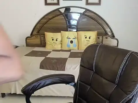 Snapshot of LovelyYoYo chatting on October 8, 2:09 am LovelyYoYo online show from October 8, 2:09 am