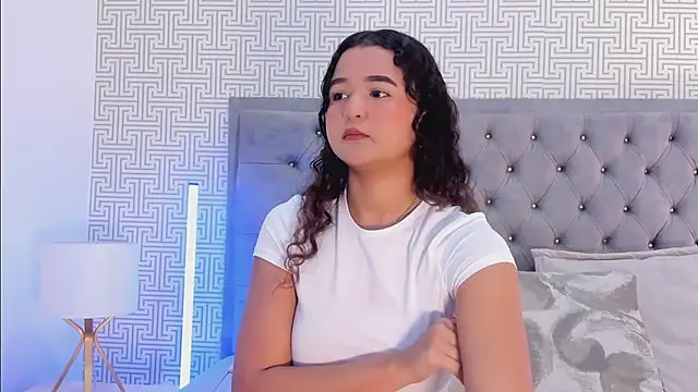 Evaa Lunna  online show from April 16, 8:42 pm