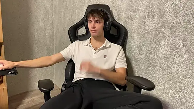 Snapshot of elliot_scott chatting on October 11, 2:33 am elliot scott online show from October 11, 2:33 am