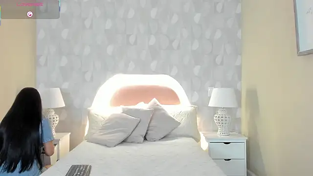 isabella milf  online show from November 1, 7:05 pm