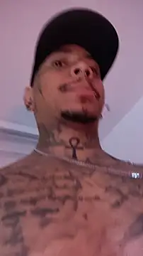 Snapshot of David_tatto1 chatting on November 15, 11:21 pm David tatto1 online show from November 15, 11:21 pm