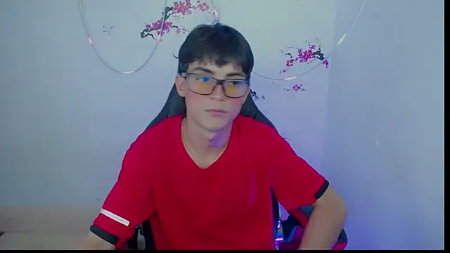 Snapshot of Thommy_cute chatting on November 19, 1:27 am Thommy cute online show from November 19, 1:27 am