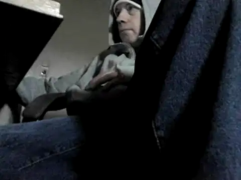 Snapshot of skateboy78 chatting on December 14, 12:12 pm skateboy78 online show from December 14, 12:12 pm