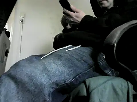 Snapshot of skateboy78 chatting on February 17, 9:13 am skateboy78 online show from February 17, 9:13 am