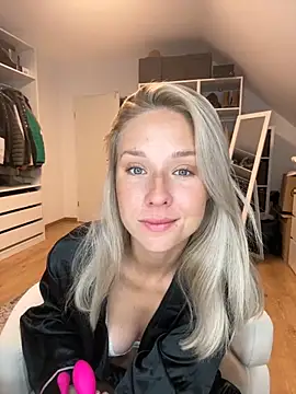 Snapshot of celis_secret chatting on September 30, 5:12 am celis secret online show from September 30, 5:12 am