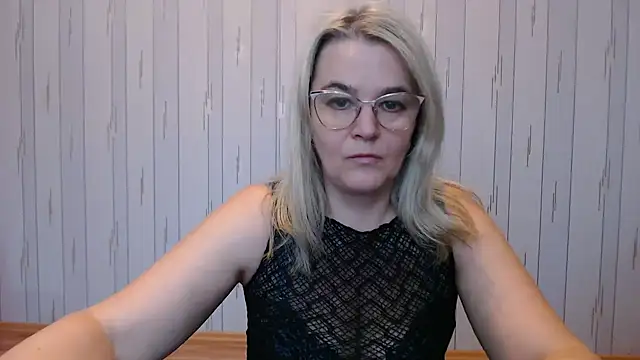 Snapshot of EleanoraDream chatting on November 11, 6:13 am EleanoraDream online show from November 11, 6:13 am