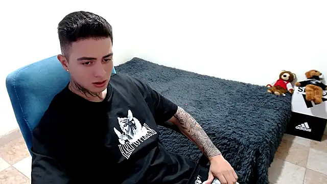 Snapshot of santii_ss chatting on October 21, 12:44 am santii ss online show from October 21, 12:44 am