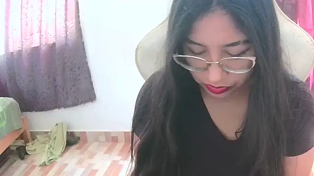 Snapshot of honeysweet111 chatting on October 3, 6:05 pm honeysweet111 online show from October 3, 6:05 pm