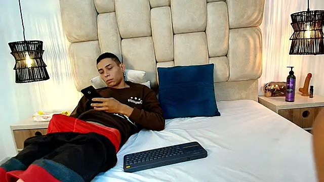 Zoelucas online show from December 2, 11:48 am