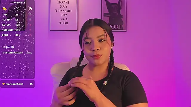 Snapshot of LizzyPonce chatting on November 16, 10:43 am LizzyPonce online show from November 16, 10:43 am