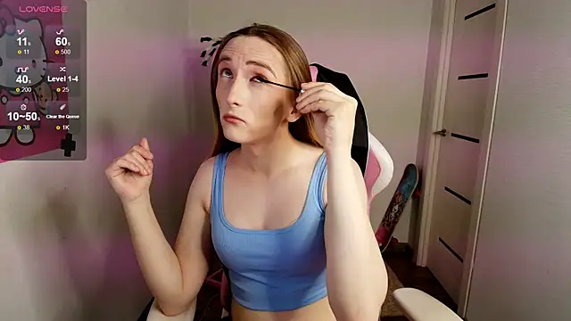 Snapshot of Vi_Luxy chatting on October 18, 2:14 am Vi Luxy online show from October 18, 2:14 am