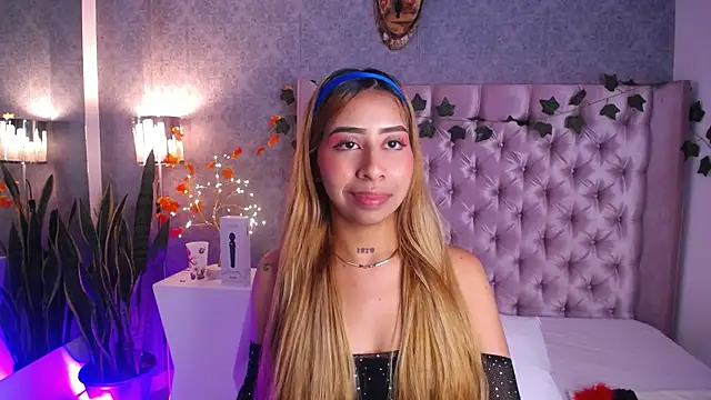 Snapshot of laila_stilwiills chatting on November 5, 1:05 am laila stilwiills online show from November 5, 1:05 am