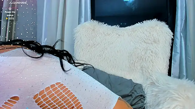 Snapshot of ParissHiltonX chatting on October 3, 3:47 am ParissHiltonX online show from October 3, 3:47 am