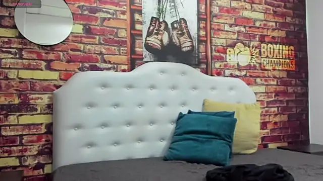 Snapshot of Ian1_ chatting on November 16, 12:44 pm Ian1 online show from November 16, 12:44 pm