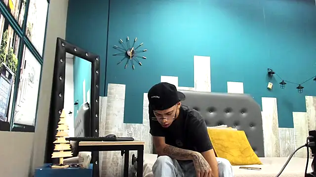 Snapshot of Ian1_ chatting on November 27, 11:34 am Ian1 online show from November 27, 11:34 am